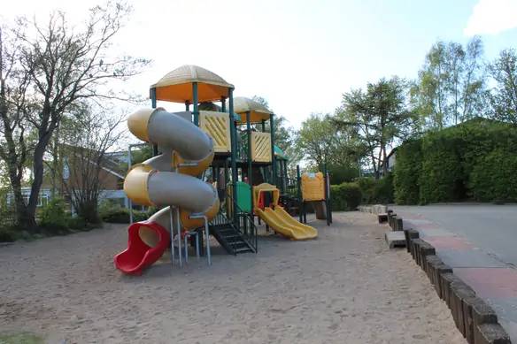 Spielplatz im Ostseecamping Heide mit Rutschen und Kletterstrukturen