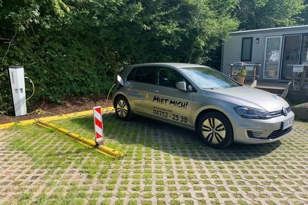 Elektroauto lädt am Ostseecamping Heide, auf gepflastertem Boden geparkt.