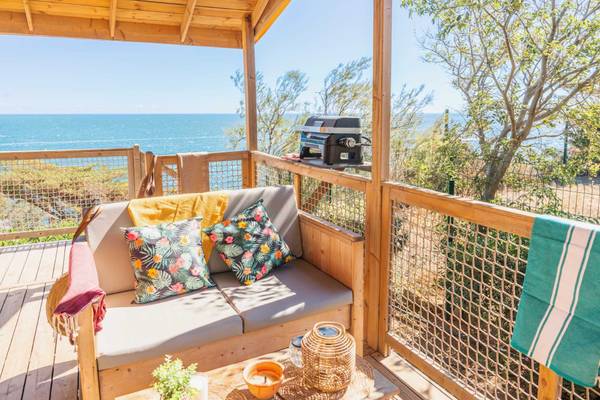 Terrasse des Camping Les Criques de Porteils mit Meerblick