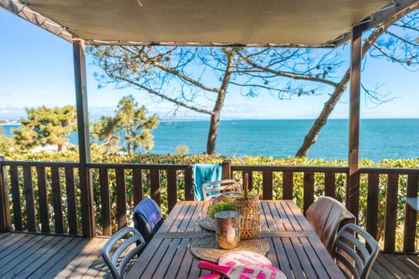Camping-Terrasse mit Meerblick im Camping Les Criques de Porteils