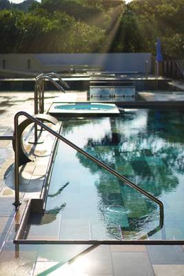 Schwimmbad im Camping Les Criques de Porteils im Sonnenlicht.