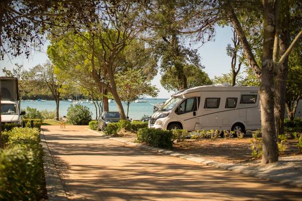 Camping-car blanc garé au Camping Vestar près de la mer