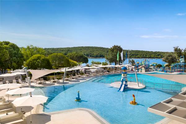 Zone de piscine du Camping Vestar avec toboggans et parasols