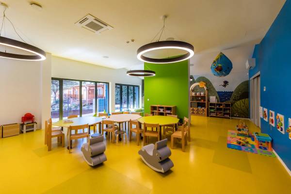 Salle de jeux pour enfants au Camping Vestar avec des murs colorés et des jouets.