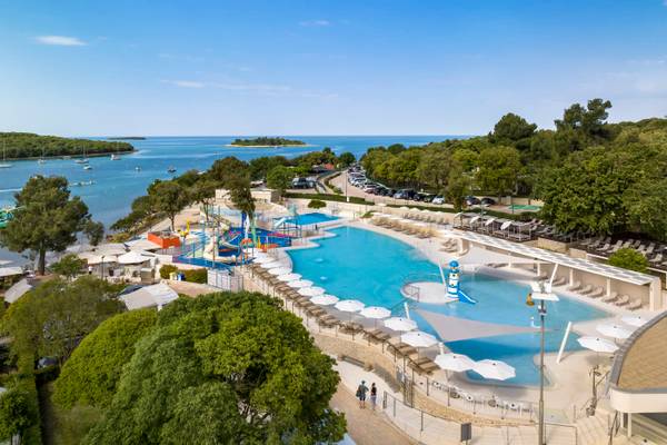 Vue aérienne du Camping Vestar avec une grande piscine, des toboggans aquatiques et vue sur la mer.