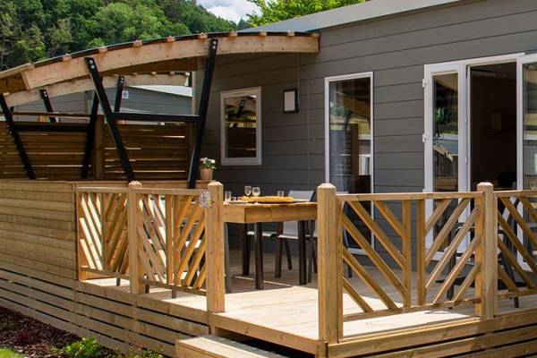 Vakantiehuis op Camping Europacamping Nommerlayen met houten terras en balkon