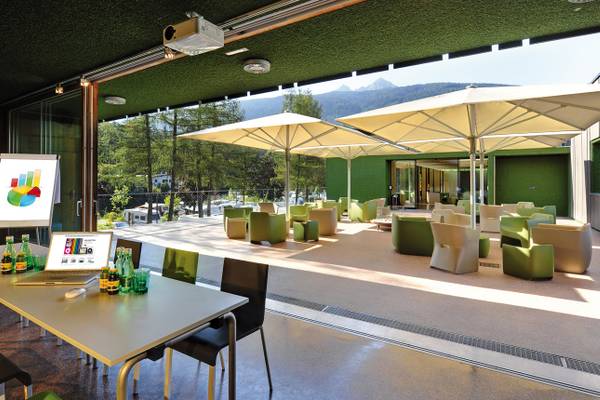 Terrasse mit Umbrellas und Sitzen im Ferienparadies Natterer See