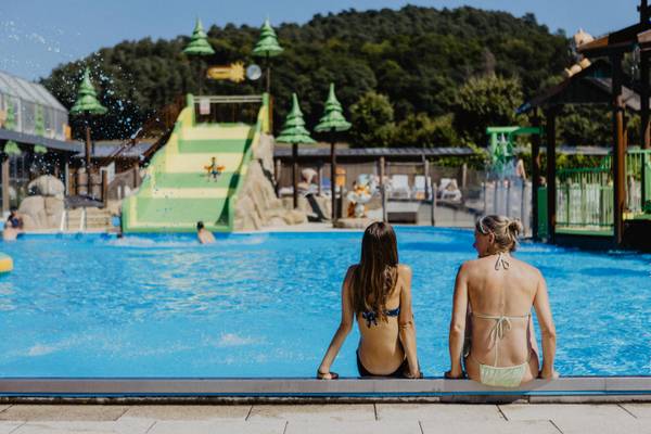 Twee vrouwen aan de rand van het zwembad in Europacamping Nommerlayen