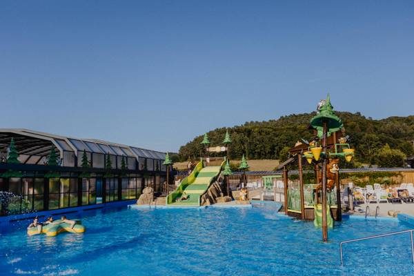 Waterpark in Europacamping Nommerlayen met glijbaan en zwembad
