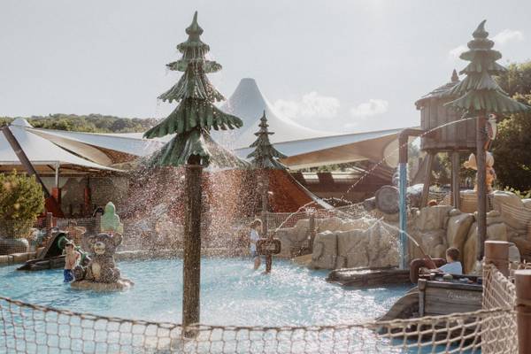 Waterspeelplaats bij Europacamping Nommerlayen met kinderen die in het water spelen.