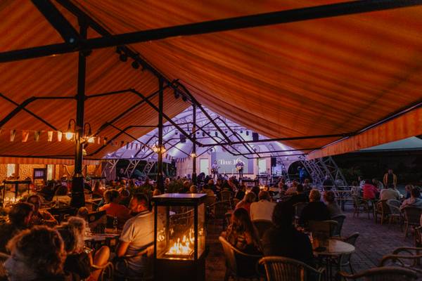Avond onder een tent met een concert op camping Europacamping Nommerlayen