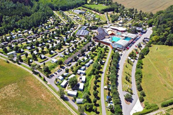 Vista aérea del camping Europacamping Nommerlayen con muchas tiendas, edificios y una piscina.