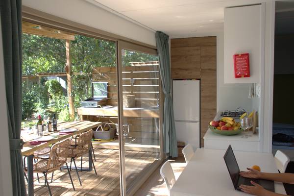 Innenansicht der Terrasse von Barco Reale Campingplatz mit Tisch, Stühlen und Laptop