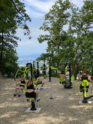 Barco Reale Campingplatz Outdoor-Fitnessstation mit Menschen beim Trainieren