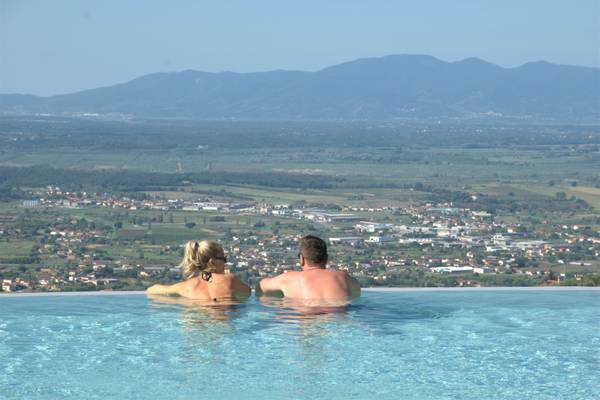 Blick vom Pool des Campingplatzes Barco Reale auf die Stadt