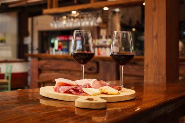 Tisch mit Wein und Fleischplatte im Campsite Barco Reale