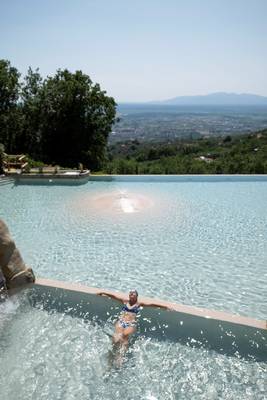 Frau schwimmt im Pool des Campingplatzes Barco Reale