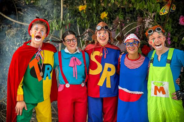 Gruppe von Menschen in bunten Kostümen posiert bei Camping De Paal