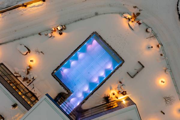 Vista aerea della piscina del Sportcamp Woferlgut innevata in inverno