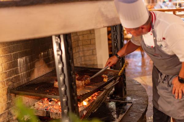 Chef grigliando un filetto al campeggio Sportcamp Woferlgut