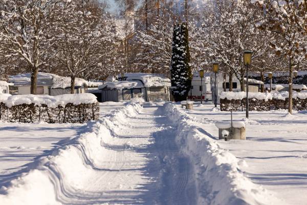 Campeggio innevato con tende e lampioni