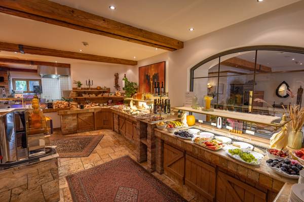 Buffet della colazione al Sportcamp Woferlgut con vari cibi e bevande.