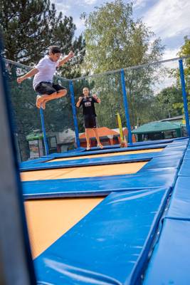 Bambini che saltano sui trampolini nel campeggio.