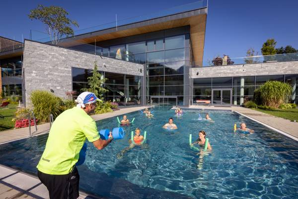 Persone che si allenano in piscina al Sportcamp Woferlgut.