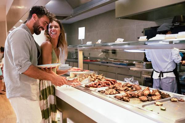 Un couple profite d'un repas buffet au La Marina Camping & Resort.