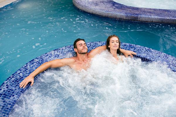 Couple se relaxant dans un jacuzzi au Camping & Resort La Marina