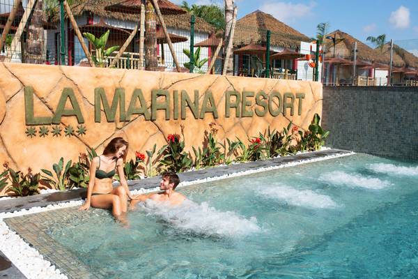 Couple profitant dans la piscine au La Marina Resort