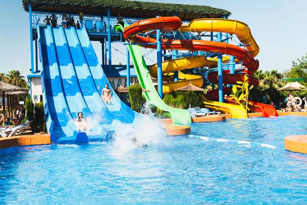 Toboggans aquatiques au camping et resort La Marina avec des gens profitant des manèges.