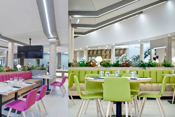 Intérieur du camping et du resort La Marina avec des tables, des chaises et des plantes.