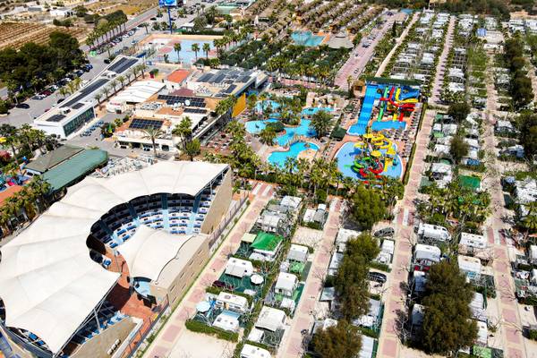 Vue aérienne du camping La Marina, montrant des piscines, des bâtiments et des emplacements de camping.