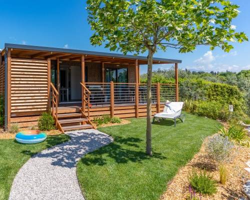 Træhytte med terrasse på Fornella Camping & Wellness Family Resort