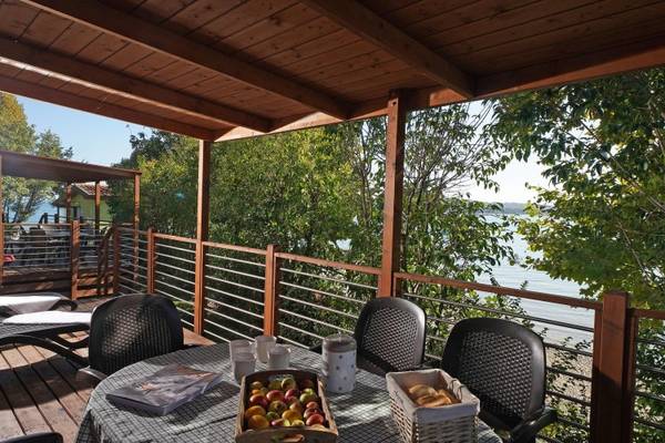Terrasse med udsigt til søen