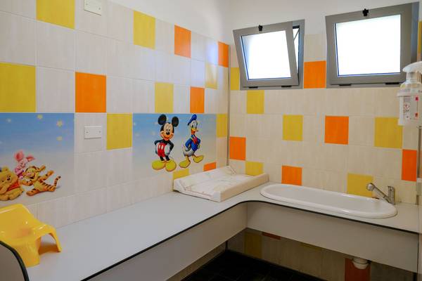 Babyværelse på Fornella Camping med Mickey og Minnie Mouse tapet