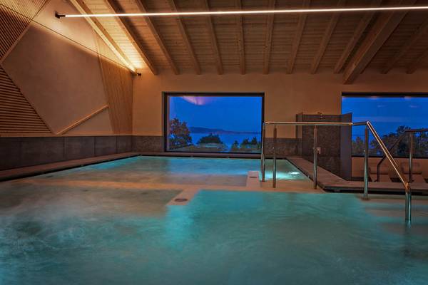 Indendørs pool med udsigt i Fornella Camping & Wellness Family Resort.