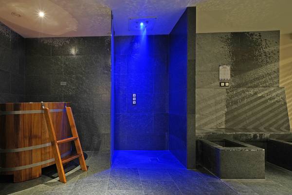 Wellnessområde med træfade, stige og blåt brusebad på Fornella Camping & Wellness Family Resort.