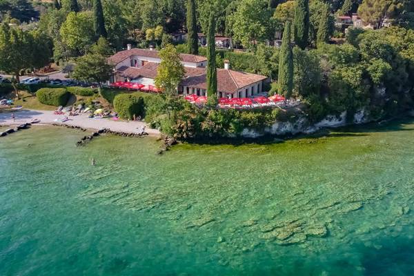 Luftfoto af Fornella Camping & Wellness Family Resort ved søen