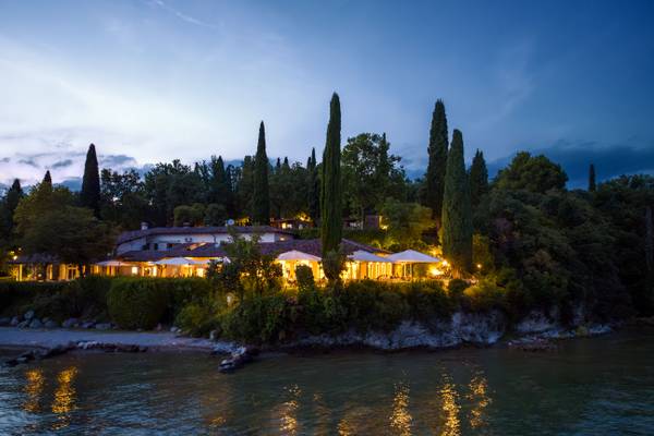 Fornella Camping & Wellness Family Resort om natten med lys tændt