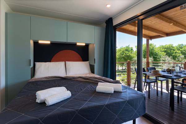Seng med udsigt til haven i Fornella Camping & Wellness Family Resort