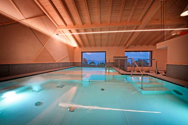 Indendørs pool med havudsigt på Fornella Camping & Wellness Family Resort