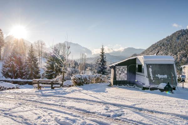 Winterlandschaft mit einem Camping-Wohnwagen im Camping Resort Allweglehen.