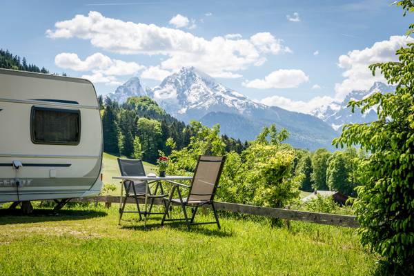 Campingplatz mit Wohnwagen und Bergpanorama