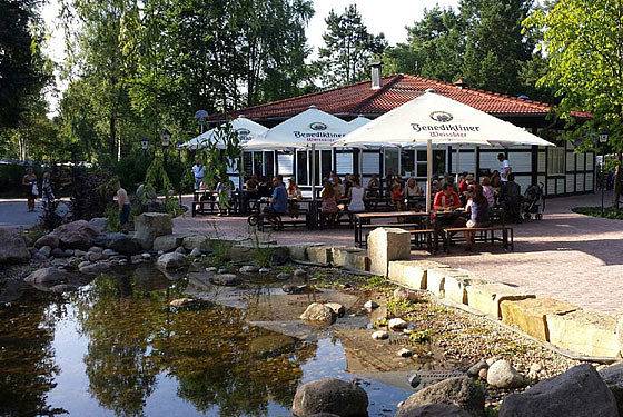 Terrass på Sudsee-Camp camping med omkringliggende område og dam