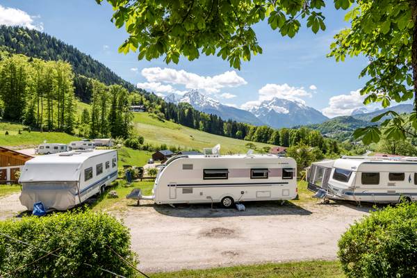 Campingplatz mit Wohnwagen im Gebirgsland