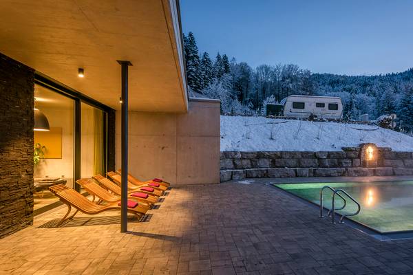 Camping Resort Allweglehen Terrasse Pool im Winter mit Schnee und Wohnmobil