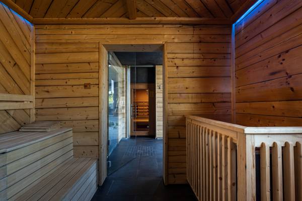 Saunabereich des Camping Resorts Allweglehen mit Holzwänden und einem offenen Eingang.