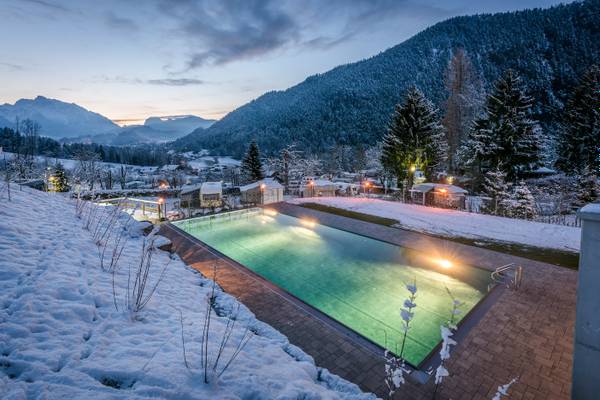Winterpool im Camping Resort Allweglehen umgeben von Schnee und Bergen